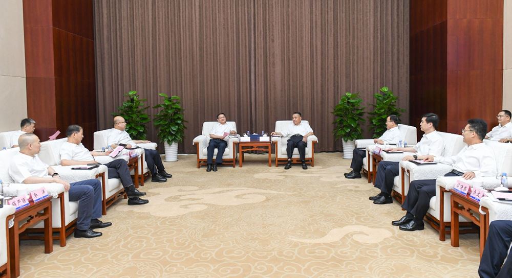 山東出版集團黨委書記、董事長劉文強與浪潮集團黨委書記、董事長鄒慶忠舉行工作會談并簽署戰略合作協議